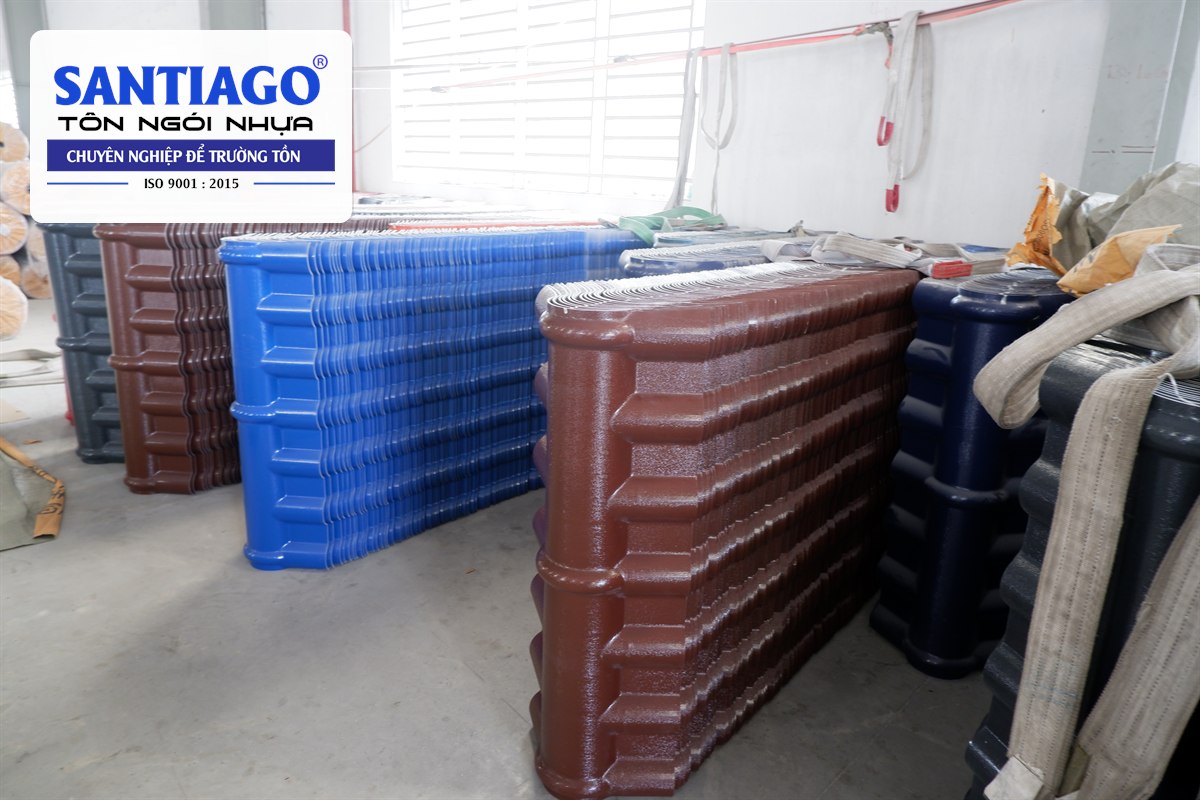 Các chồng phụ kiện ngói nhựa nhiều màu tại nhà máy
