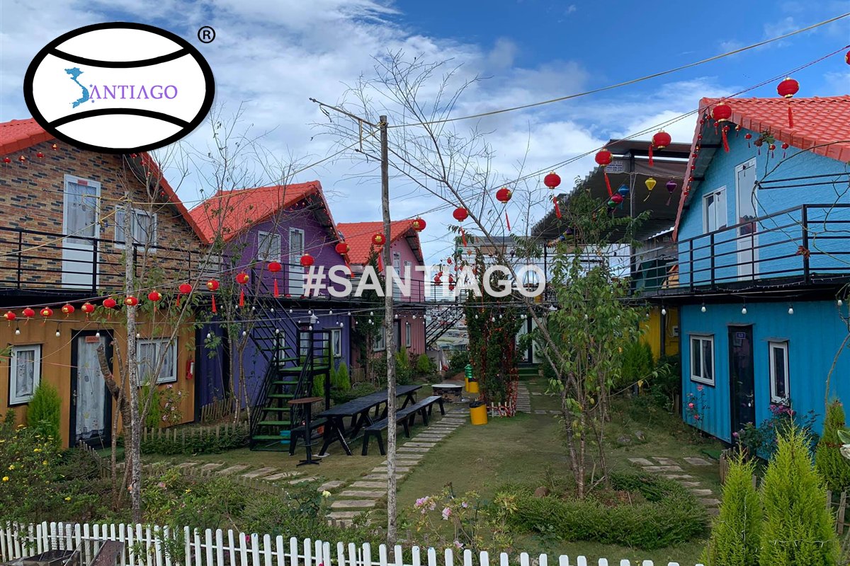 Sân vườn homestay nhìn ra các dãy nhà mái đỏ