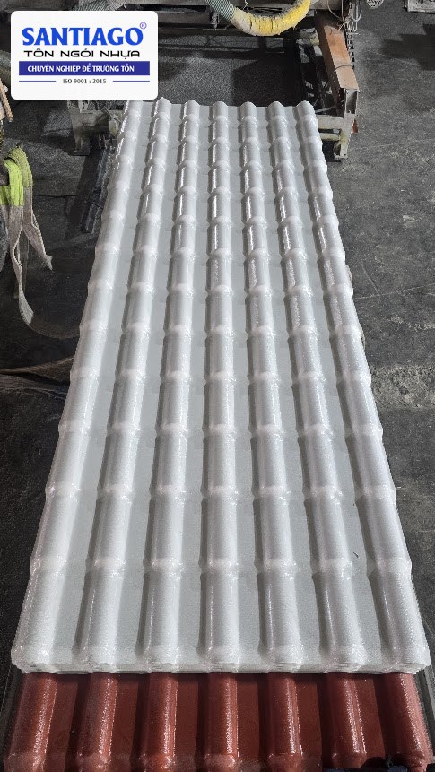 Tấm ngói nhựa trắng dài đặt trên nền