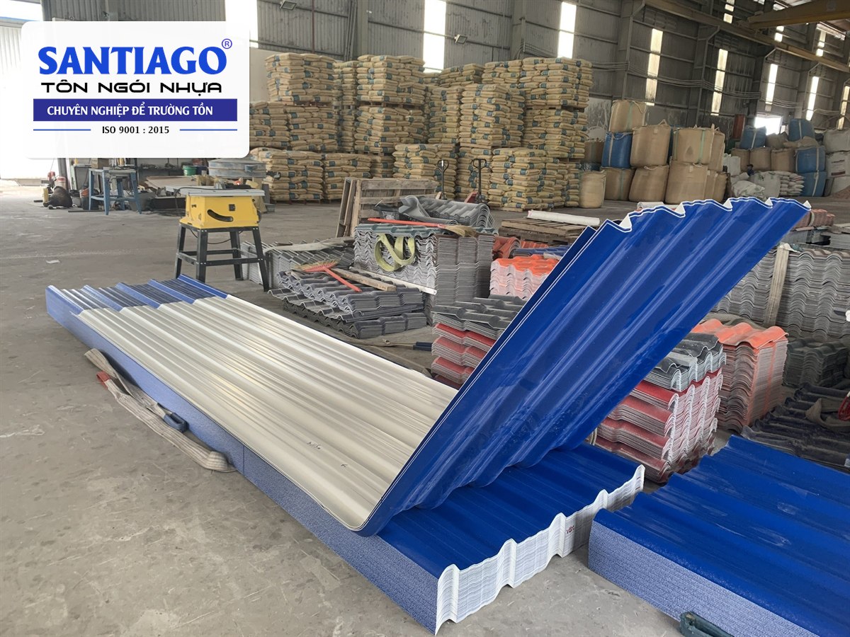 Tấm nhấn vòm tôn nhựa xanh dương uốn góc tại xưởng Santiago