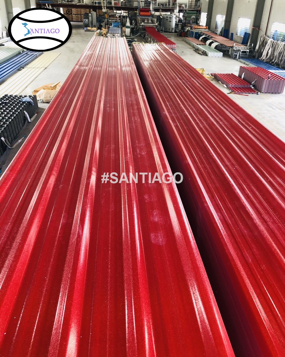 Tấm tôn nhựa đỏ cắt dài theo đơn