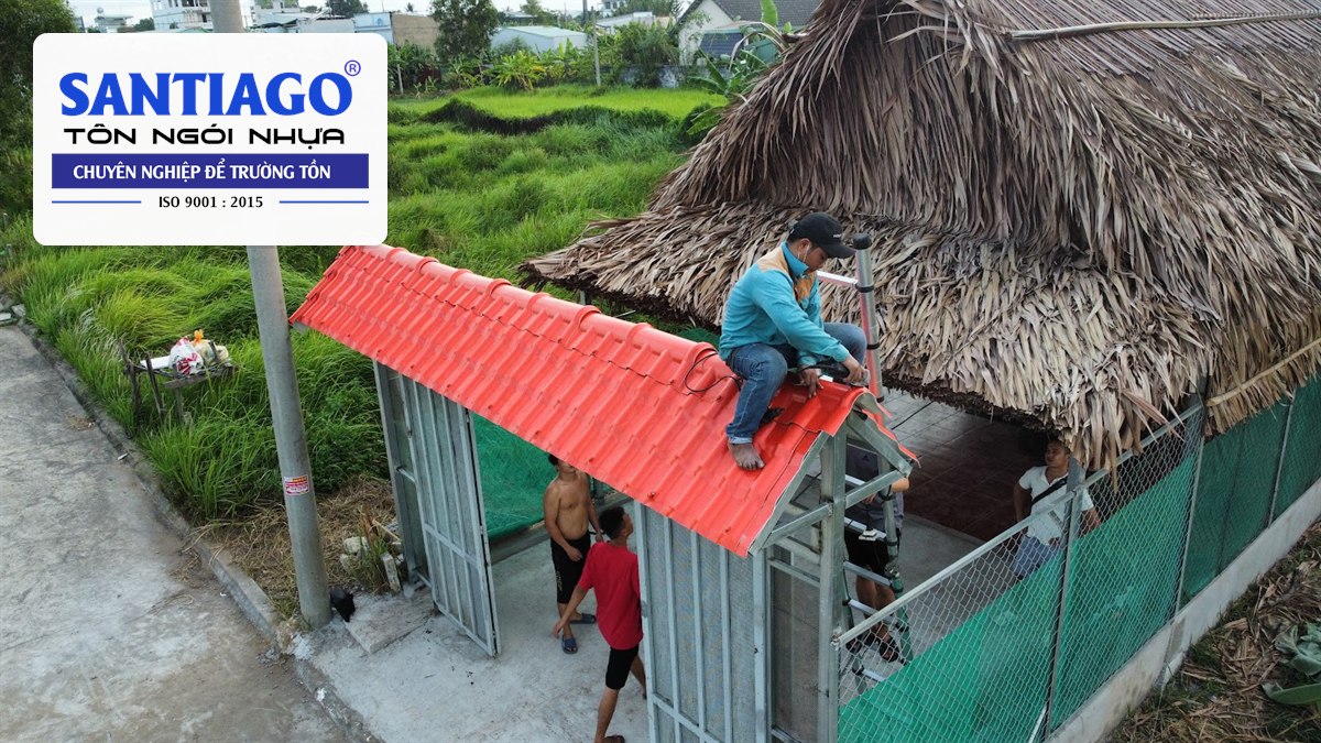 Chòi mái lá đang được thay bằng ngói nhựa đỏ