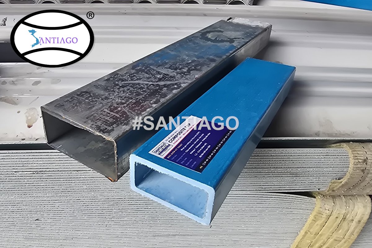 Thép hộp mạ kẽm đã ăn mòn đặt cạnh xà gồ composite xanh