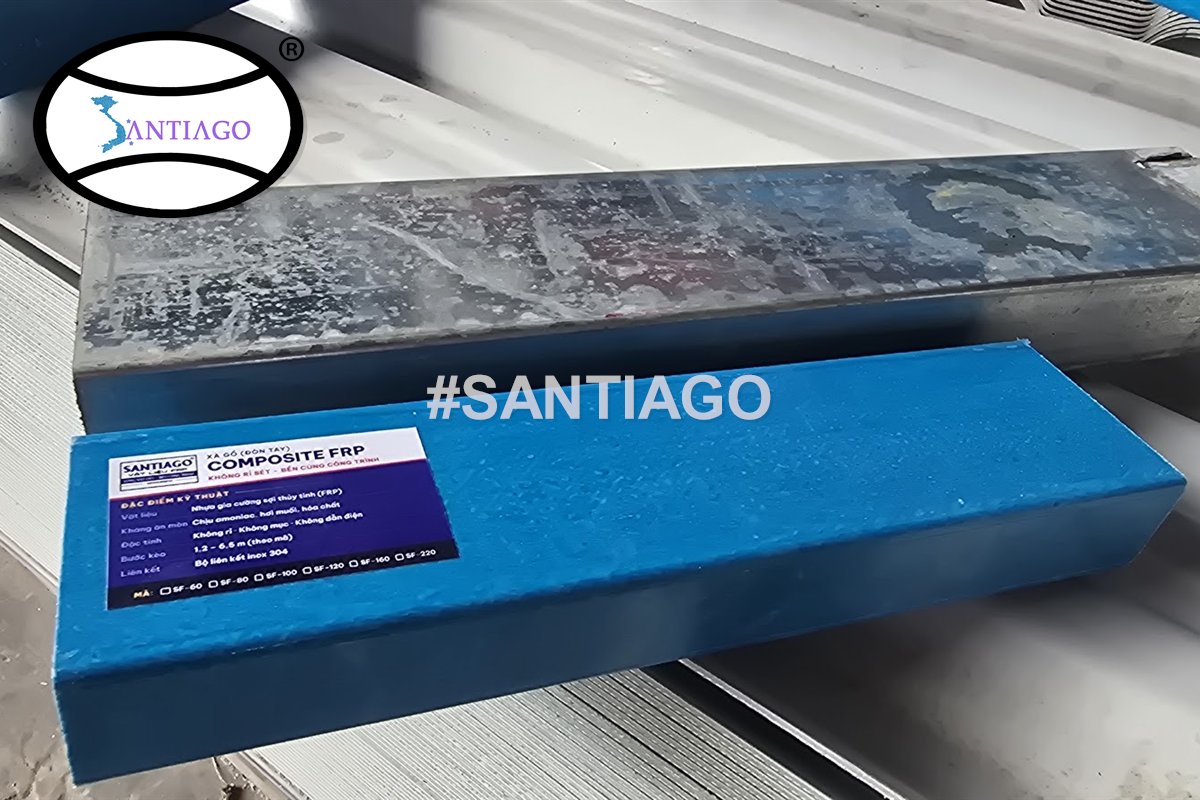 Thép hộp mạ kẽm đã ăn mòn và xà gồ composite xanh