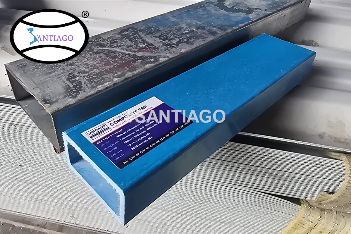 Đầu thép hộp rỉ bên cạnh thanh composite không rỉ