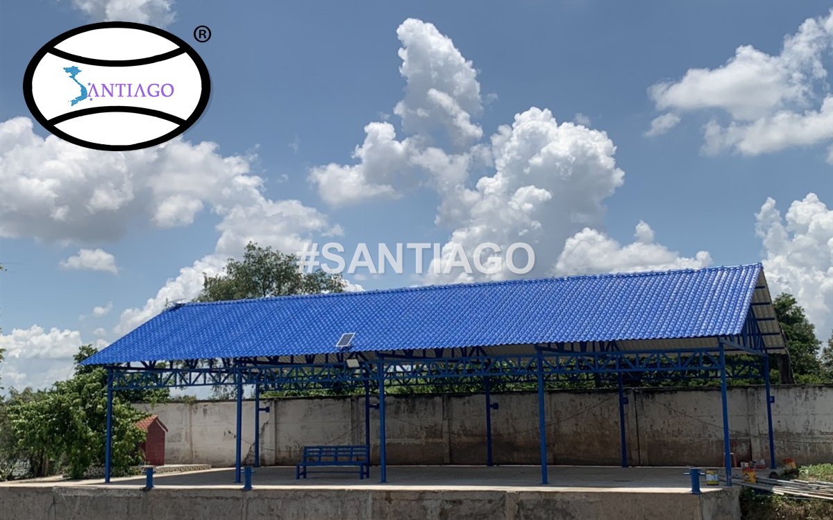 Mái tôn nhựa giả ngói xanh dương trên khung kèo thép ở Châu Thành, Tiền Giang