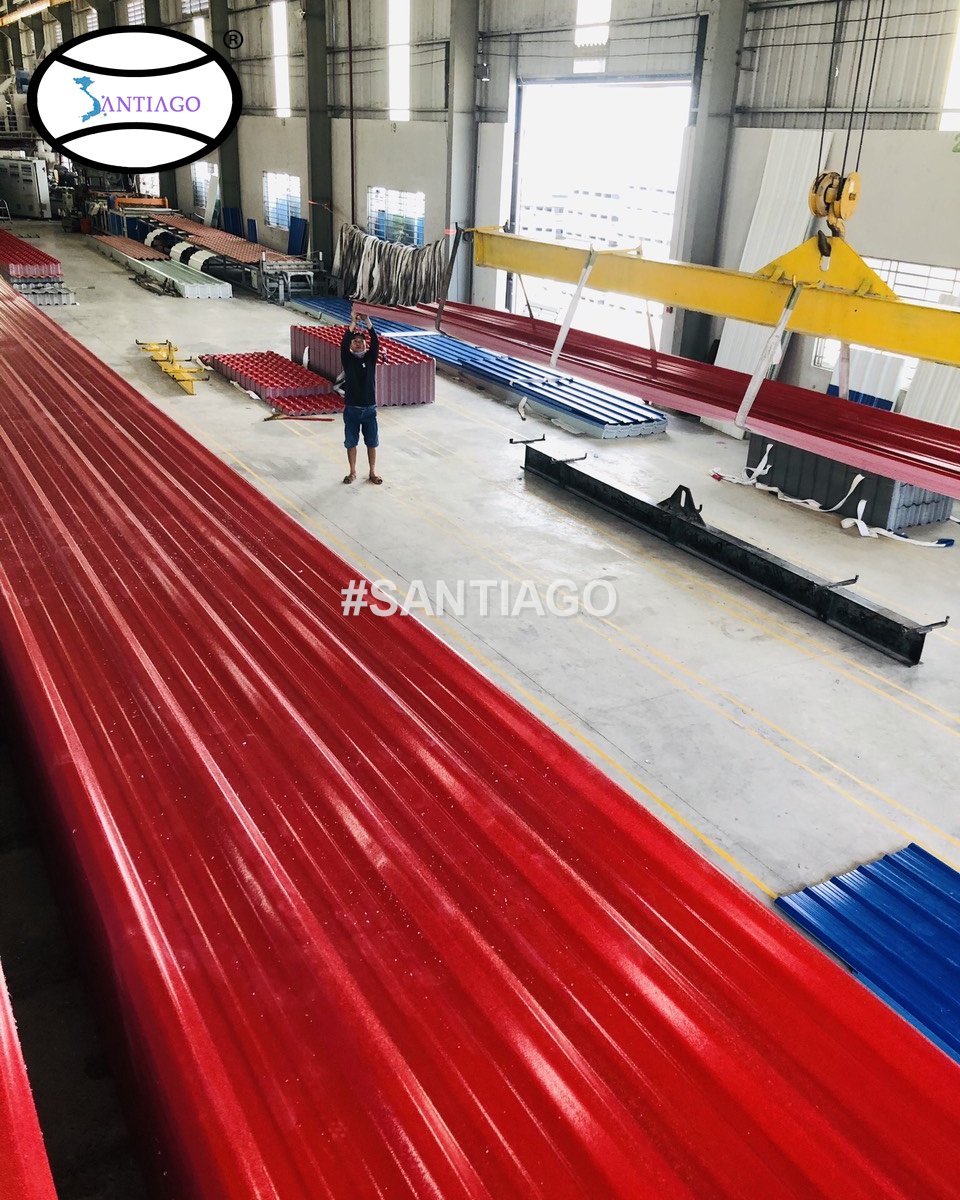 Tôn nhựa màu đỏ xếp tại nhà máy