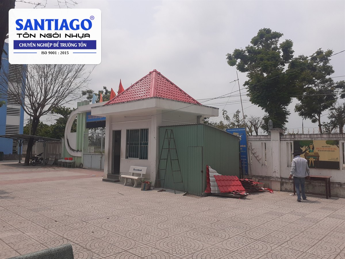 Dãy phòng học mái ngói nhựa đỏ