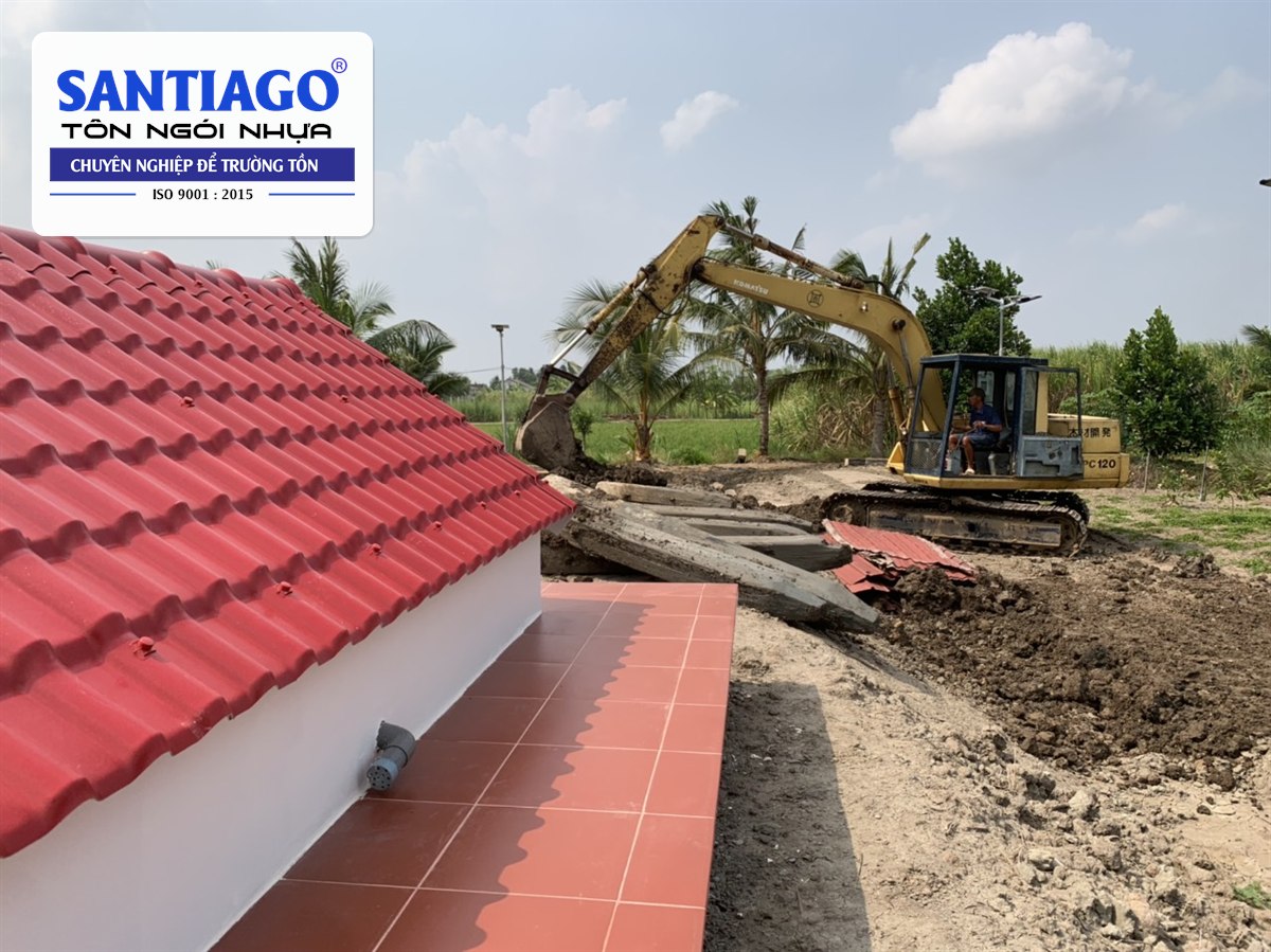Đầu nóc mái ngói nhựa đỏ có úp góc