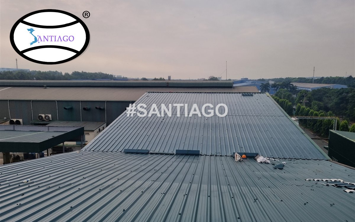 Mái tôn nhựa nhà xưởng với đường nóc chạy suốt chiều dài mái ở Bến Cát