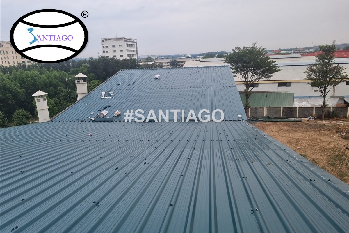 Mái tôn nhựa xanh ngọc của nhà xưởng ở Bến Cát nhìn dọc theo mái