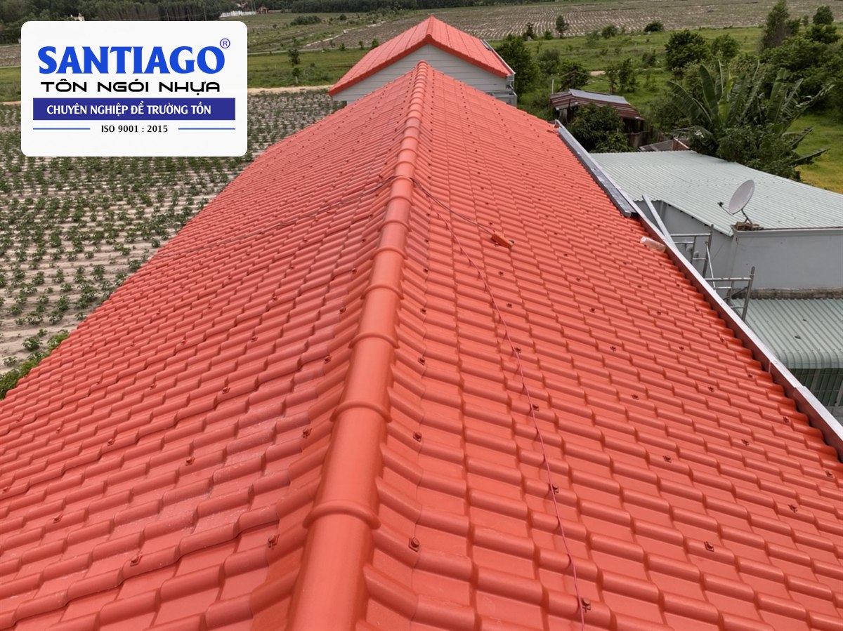 Đường nóc mái ngói nhựa đỏ phủ úp nóc ở Vũng Tàu