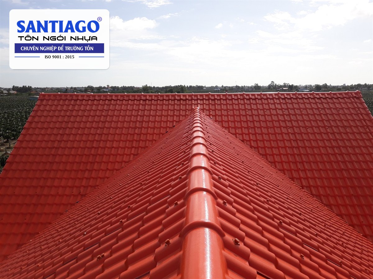 Úp nóc ngói nhựa đỏ trên mái nhà gạch ở Long An