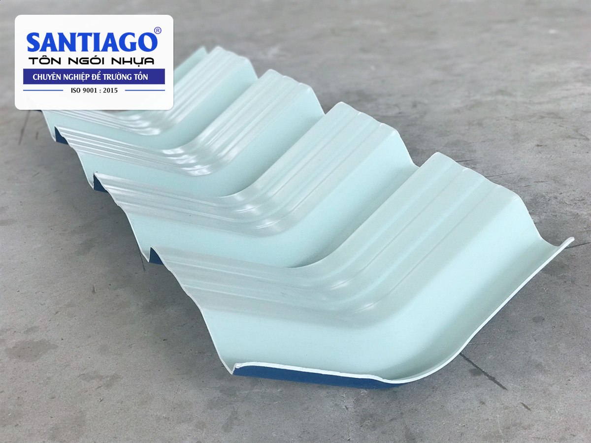 Tấm úp nóc tôn nhựa xanh ngọc có gân nhỏ theo sóng