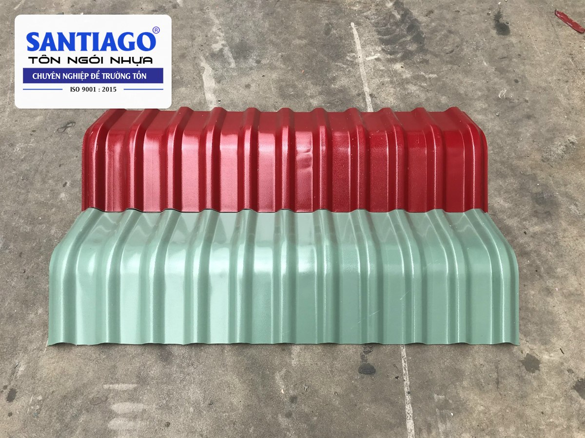 Hai tấm úp nóc tôn nhựa màu đỏ và xanh ngọc