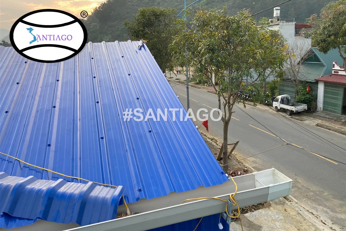 Mái tôn nhựa xanh dương ở Lai Châu với các tấm úp nóc cùng màu xếp ở mép mái