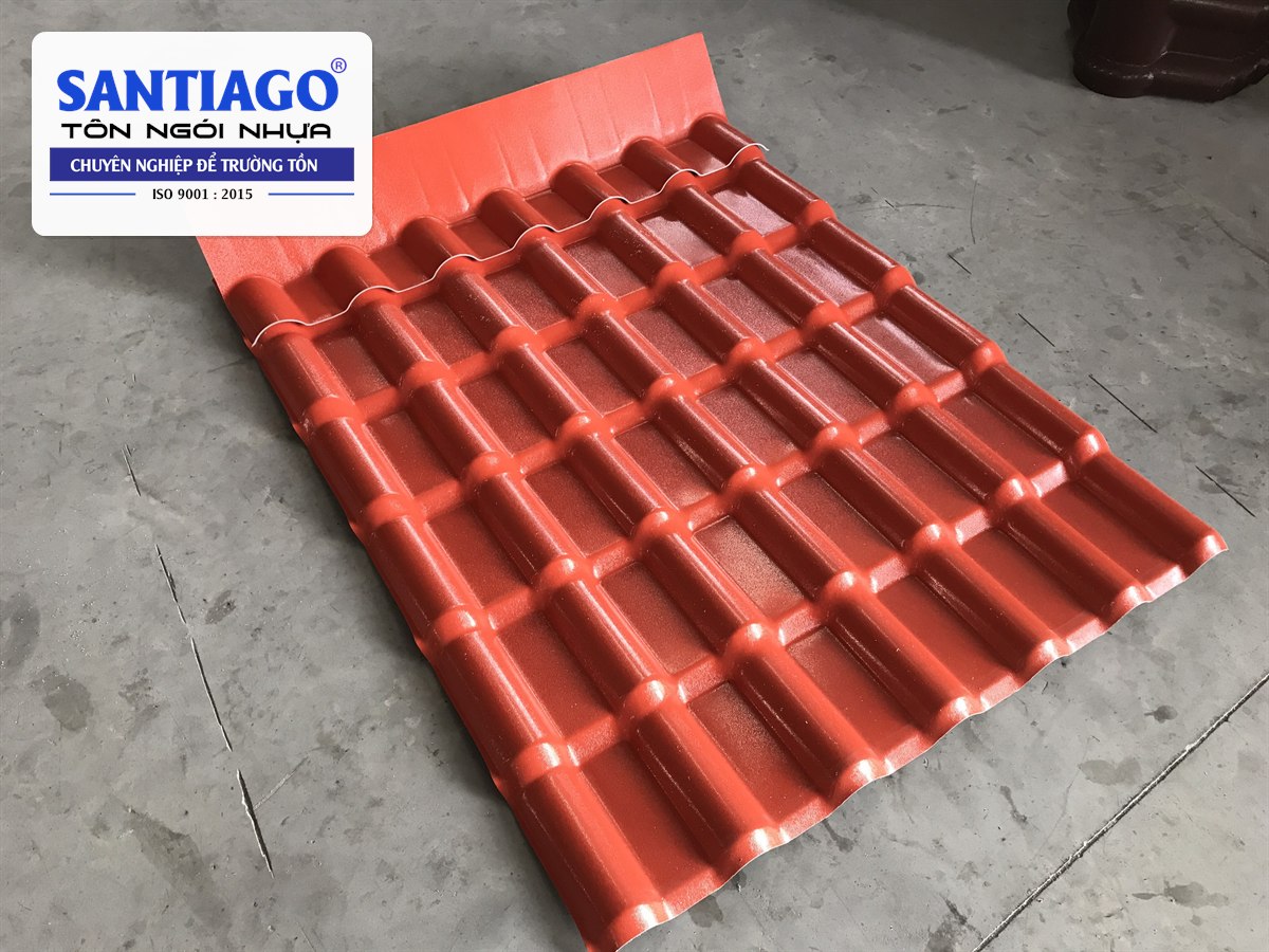 Úp tường hiên đặt trên tấm ngói nhựa đỏ