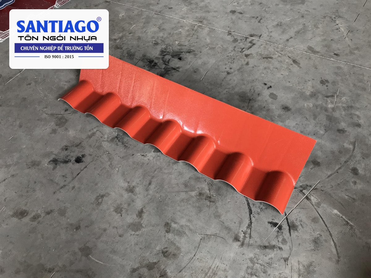 Tấm úp tường hiên ngói nhựa màu đỏ tại xưởng