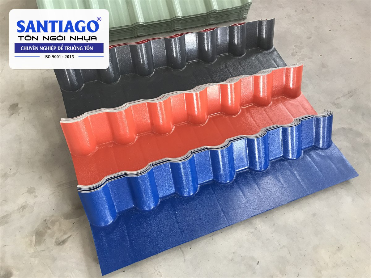 Ba tấm úp tường hiên màu xám, đỏ và xanh dương