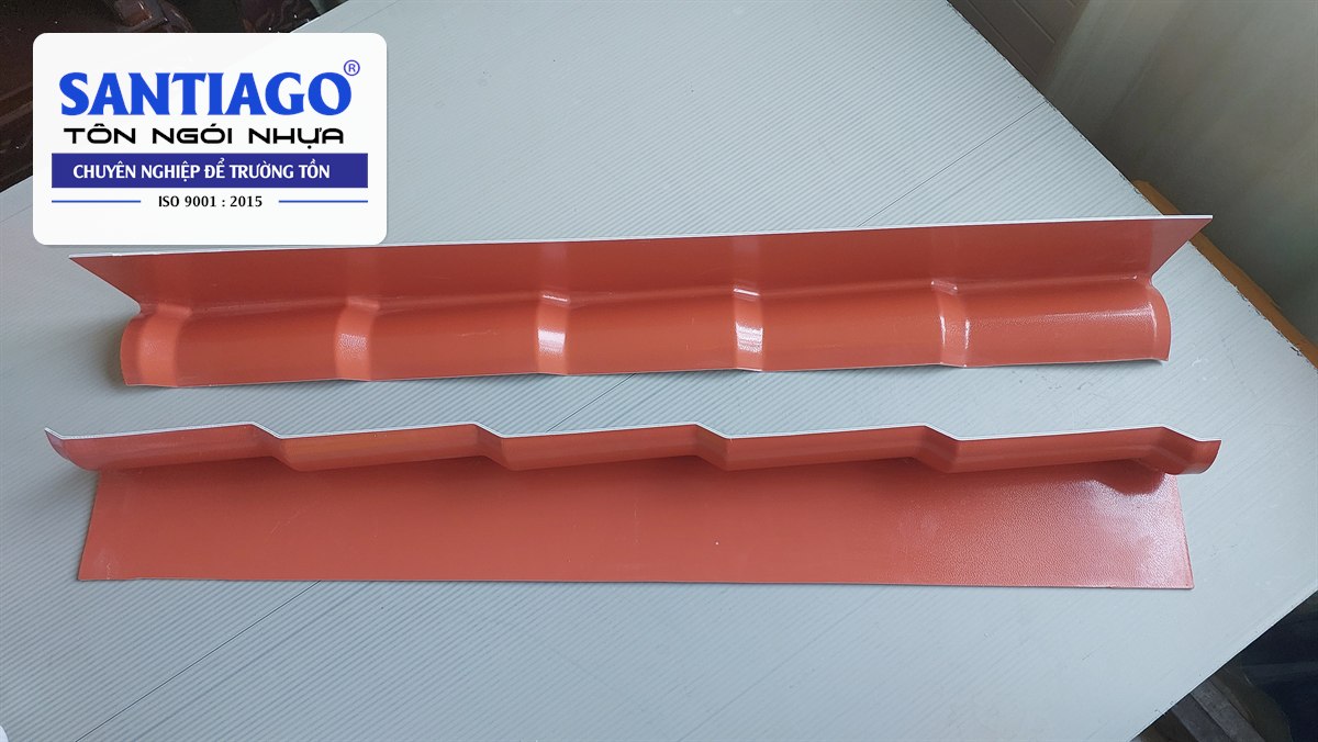 Hai tấm úp tường viền ngói nhựa màu đỏ