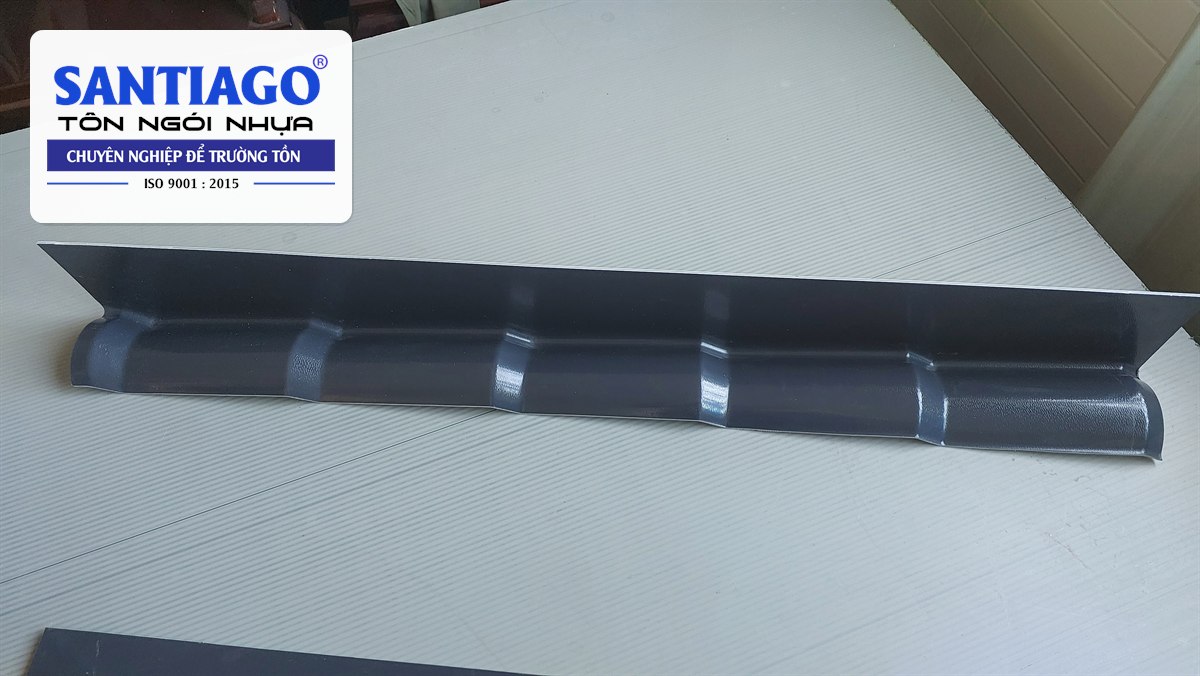 Tấm úp tường viền ngói nhựa màu xám