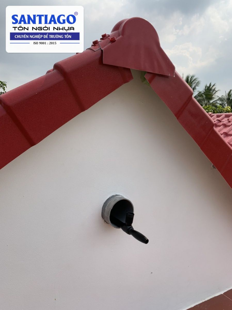 Úp viền màu đỏ ôm mép hồi mái ngói nhựa