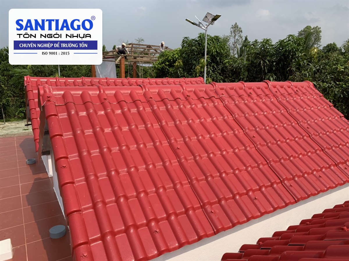 Dãy nhà mái ngói nhựa đỏ có úp viền ở mép hồi