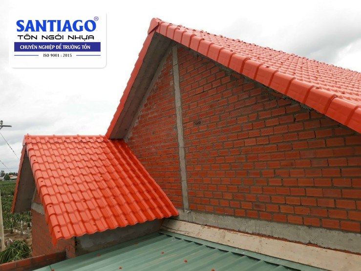 Mép hồi mái ngói nhựa đỏ giáp tường gạch có úp viền