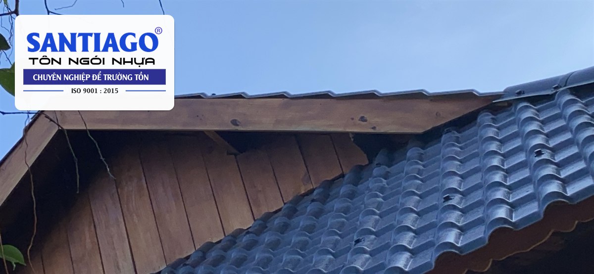 Mép hồi mái ngói nhựa xanh dương có úp viền