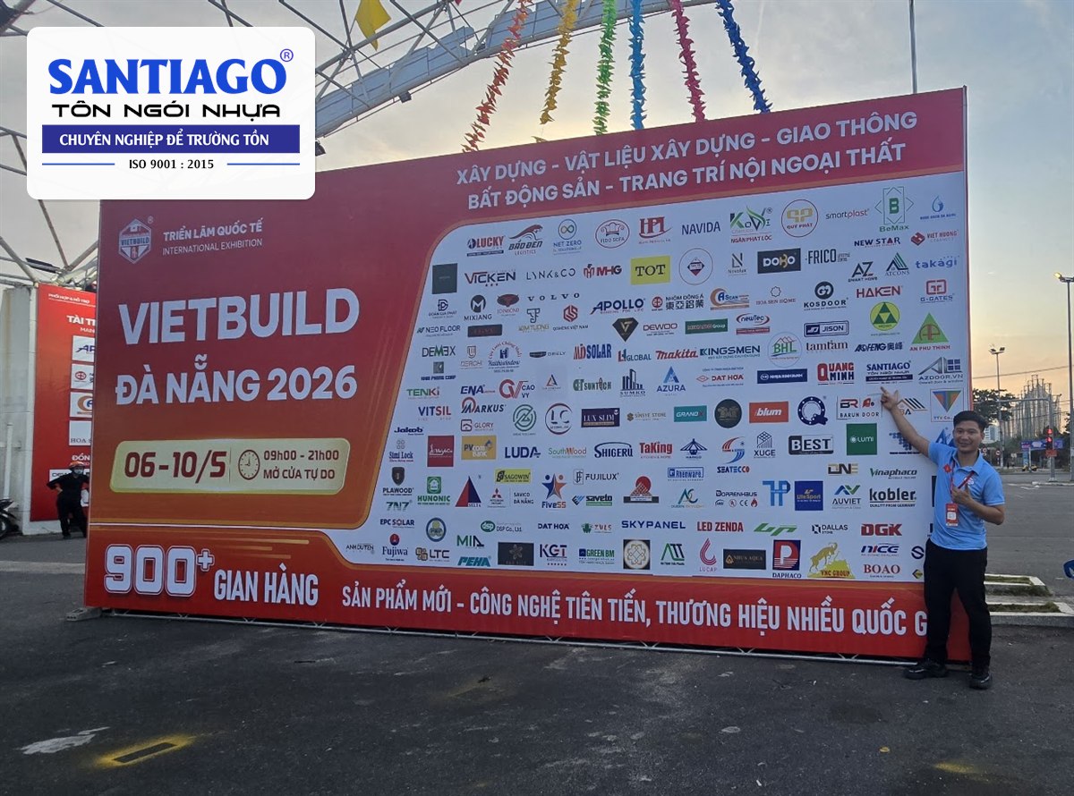 Nhân viên Santiago trước bảng giới thiệu Vietbuild Đà Nẵng 2026