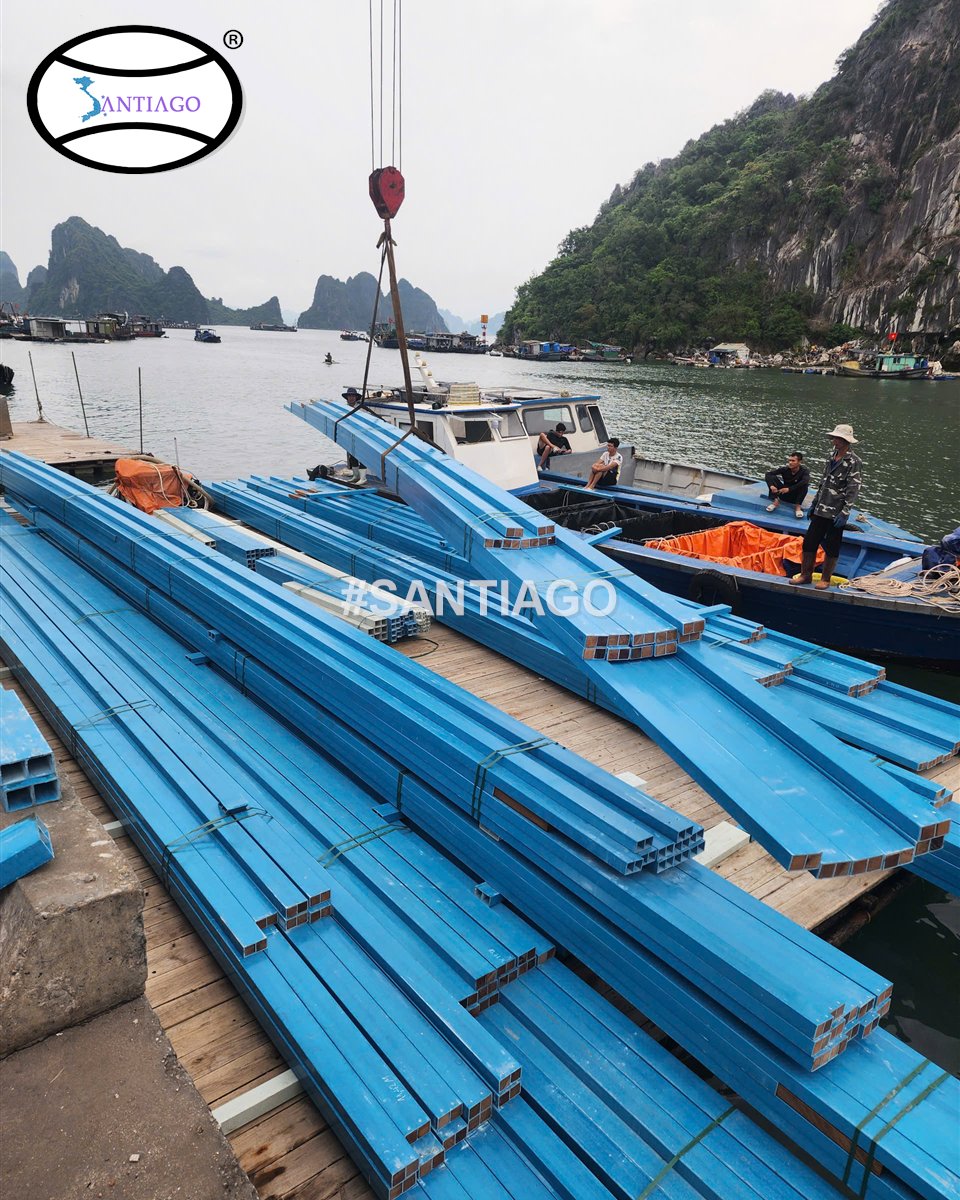 Xà gồ composite xanh chở bằng thuyền ra đảo