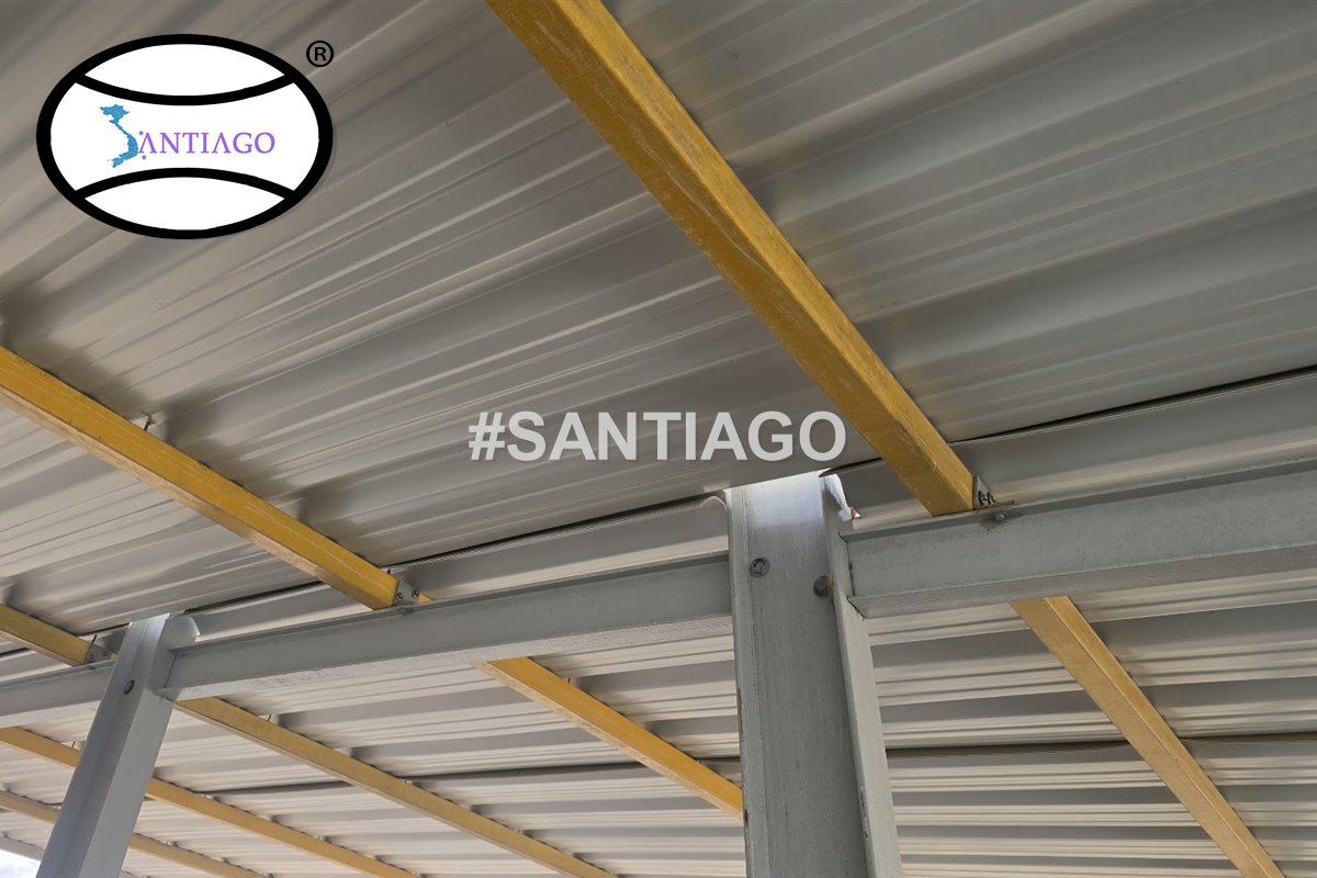 Xà gồ composite màu vàng đỡ mái tôn nhìn từ dưới lên