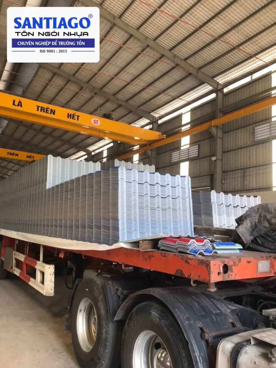 Xe đầu kéo chở tôn nhựa ra khỏi nhà máy