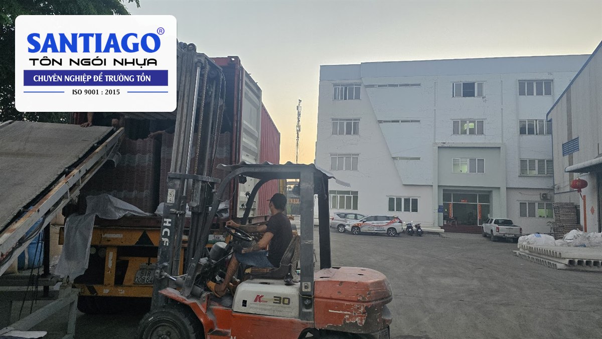 Xe nâng bốc kiện tôn ngói nhựa lên xe tại sân nhà máy