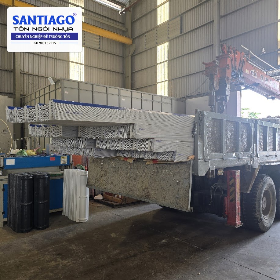 Xe tải chở tôn nhựa xanh tại nhà máy Santiago